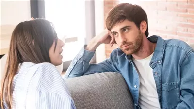 أشعر أنني غريبة في علاقة تجمع خطيبي وأمه.. ماذا أفعل؟