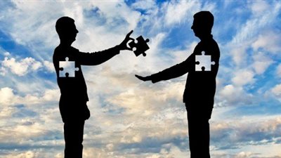 التضحية.. قوة إنسانية تبني العلاقات أم عبء يدمر الذات؟