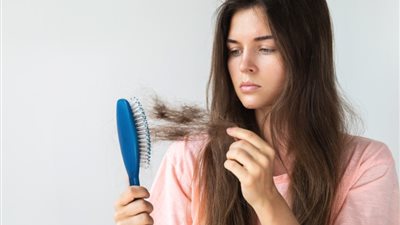 ممارسات خاطئة مع شعرك تتسبب في تساقطه.. ما هي؟ 
