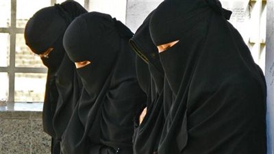 ما حكم صلاة المرأة بالنقاب؟  