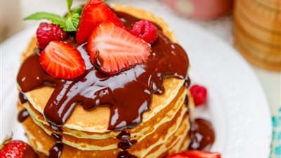 طريقة عمل البان كيك بصوص النوتيلا بمكونات بسيطة وطعم شهي 