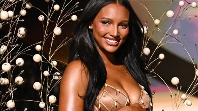 عارضة أزياء حامل بشهرها التاسع تثير الجدل في عرض فيكتوريا سيكريت 2025 