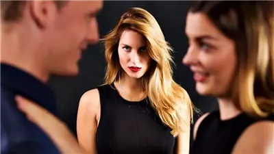 سيدة تطلب الزواج من رجل متزوج وتواجه سيلاً من التعليقات: 