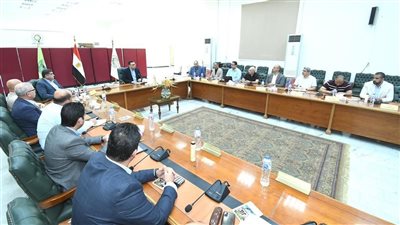 وزير الاسكان يتابع مع عدد من رؤساء أجهزة المدن ملفات العمل