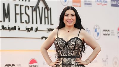 عبير صبري تخطف الأنظار باطلالة جريئة في مهرجان الجونة السينمائي (صور)