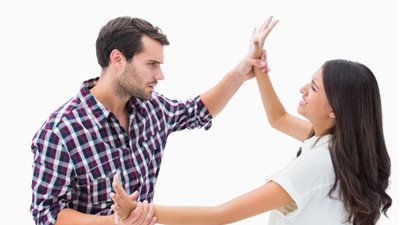 أحب خطيبتي ولكننا نضرب بعضنا عند الغضب.. ما الحل؟