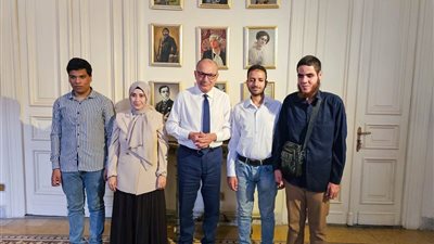 السفير التركي في القاهرة يكرّم ثلاثة طلاب مكفوفين لتفوّقهم في تعلم اللغة التركية