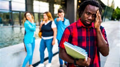 هل أستمر في العمل رغم التنمر والشائعات من الزملاء؟