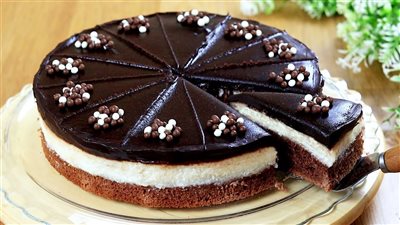 سهلة  ولذيذة .. طريقة عمل كيكة  الشوكولاتة بحشوة جوز الهند
