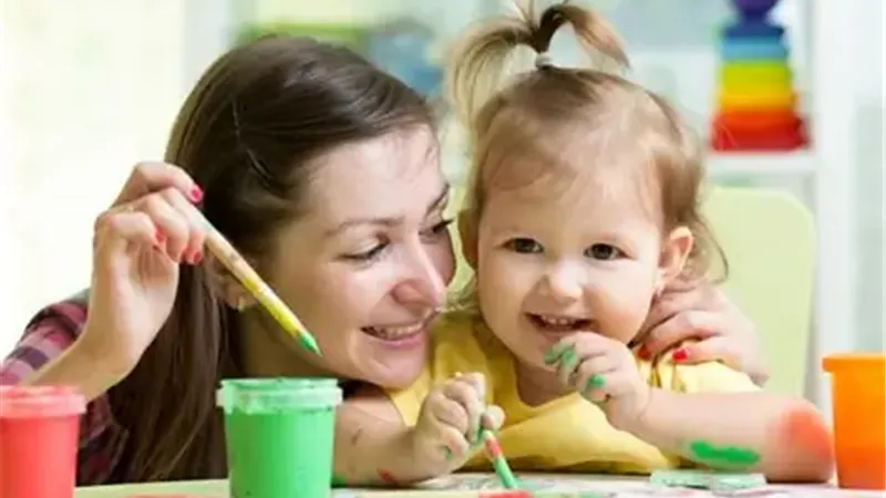 اللعب مع طفل اسنتين 