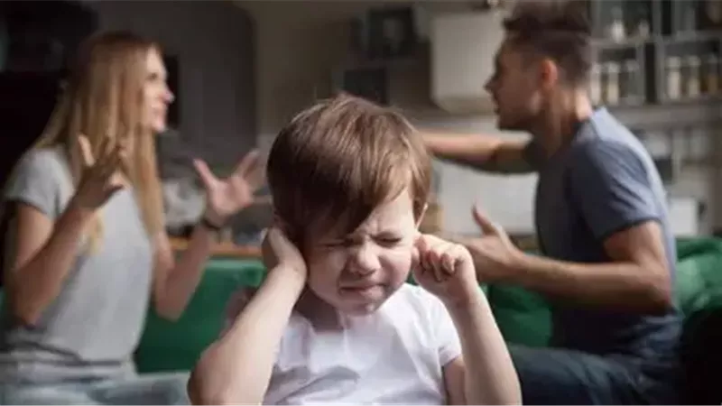 الخلافات أمام الأطفال