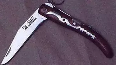 شاب يدفع ثمن شهامته طعنة في الصدر.  ما القصة؟ 