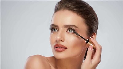 اتجاهات مكياج خريف وشتاء 2025: دفء الألوان وجرأة التفاصيل