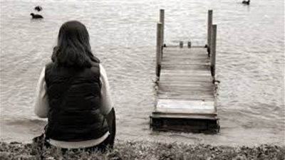 أشعر أنني بلا قيمة ولا أصدقاء في الجامعة.. ماذا أفعل؟