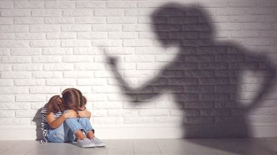 6 سلوكيات تصدر من الأم تجاه طفلها تتسبب له في متاعب نفسية 