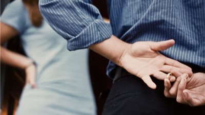 8 علامات تخبرك أن خطيبك سيخونك في المستقبل