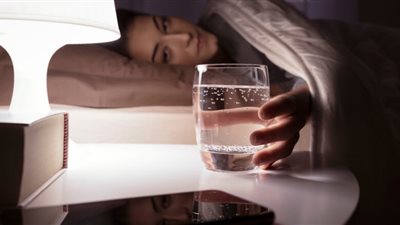 المخاطر الصحية لشرب الماء قبل النوم مباشرة.. 4 أضرار يجب الانتباه إليها