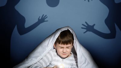 آثار نفسية مدمرة عند تخويف طفلك على سبيل المزاح