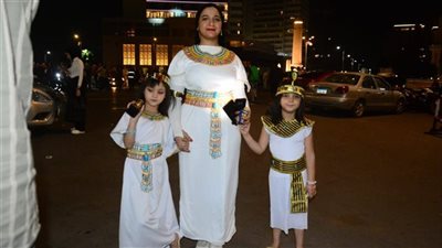 جاءت من الإمارات.. سيدة تبهر الحضور بإطلالة فرعونية مع طفليها في افتتاح المتحف الكبير
