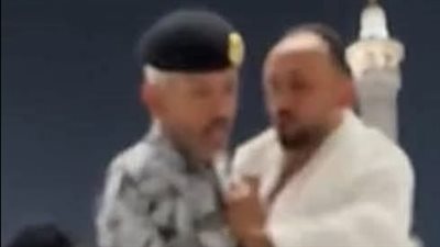 فرد أمن سعودي يعتدي على سيدة معتمرة ومعتمر بالضرب داخل الحرم المكي (فيديو)