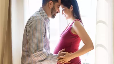 زوج يسأل.. هل يجوز أن تلد زوجتي عند دكتور رجل؟