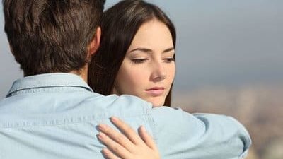 كيف أتعامل مع مشاعري تجاه شخص آخر وأنا مخطوبة؟