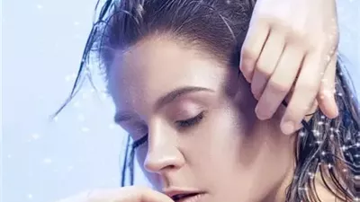 تؤدي إلى تساقطه.. 8 عادات سيئة تلحق الأذي بشعرك المبلل