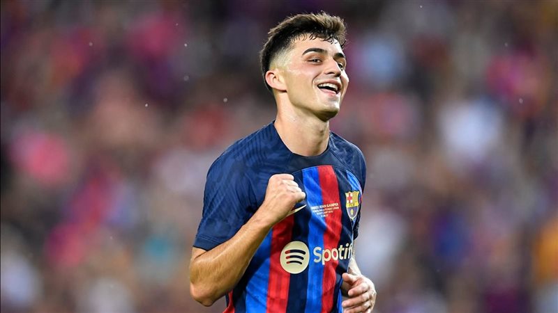 لاعب الوسط الإسباني بيدري