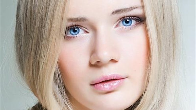 أفضل ألوان الشعر التي تُبرز جمال العيون الزرقاء