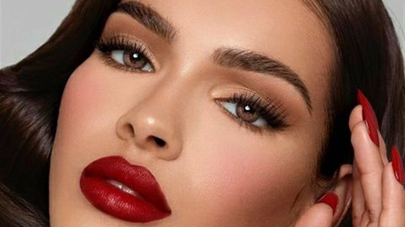 أحمر شفاة داكن 