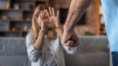 زوجي ضربني حتى نزفت وأخذ ذهبي.. وأريد العودة له