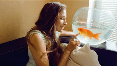 تفسير رؤية حوض السمك في المنام للعزباء والمتزوجة والحامل 