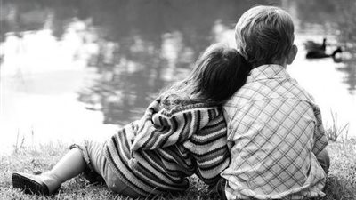 هل يجوز أن أعترف بحبي لمن أحببته منذ الطفولة؟