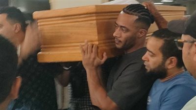 دموع محمد رمضان تودّع والده في مشهد مؤثر.. والجمهور يتعاطف معه