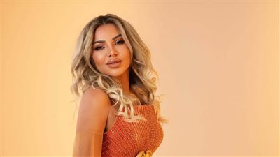 رزان المغربي تتألق بإطلالة برتقالية مبهرة بعرض مجموعة “رازمانيا” (صور)