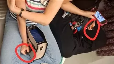 فيديو لفتاتين تدخنان 