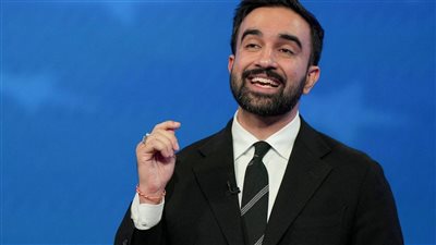 زهران ممداني يزور محل مصري بنيويورك ويغازل قطة باسم «مصر» باللهجة المصرية 