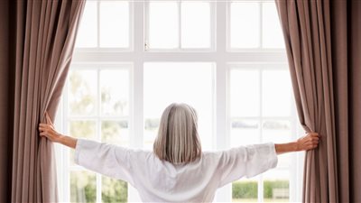 تفسير رؤية الستائر في المنام للعزباء والمتزوجة والحامل 