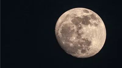 دراسة تكشف سر السحابة الغبارية المحيطة بالقمر