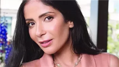 منى زكي: “بحاول أتقبل نفسي زي ما أنا.. بس الكلام بيهزّ”