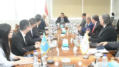 وزير الإسكان يلتقي وفداً من شركة جيانجسو فينجاي الصينية لبحث  ملف تحلية مياه البحر