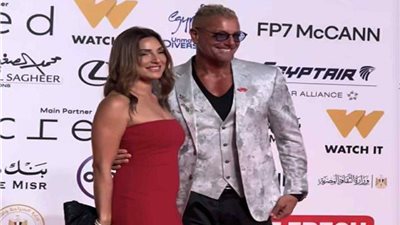 تامر هجرس وزوجته يتألقان في حفل افتتاح مهرجان القاهرة السينمائي