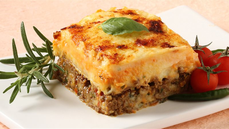 البطاطس بالبشاميل واللحمة المفرومة