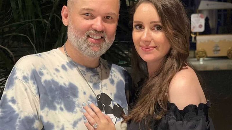 محمد محمود عبد العزيز مع زوجته 