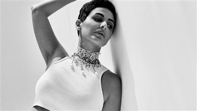 ميس حمدان تخطف الأنظار بإطلالة جريئة بالأبيض والأسود بعد قصة شعرها الجديدة 