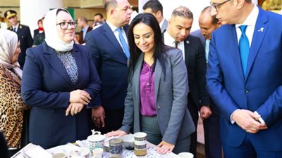 وزيرة التضامن تشيد بمعرض «كنزي» للحرف اليدوية في الفيوم