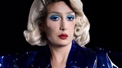 غادة عبد الرازق تفرض حضورها الجريء بإطلالة مستقبلية مبتكرة