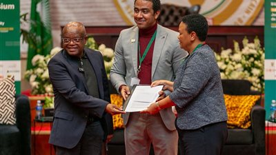 نيابة عن شباب القارة.. مصري يسلم مخرجات مؤتمر الشباب لعمدة جوهانسبرج