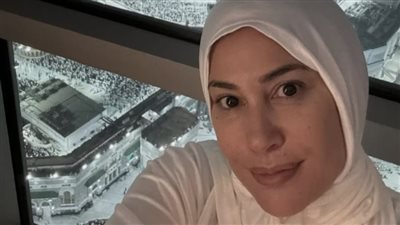 هند صبري تؤدي العمرة وتوجه تهنئة لمي عز الدين