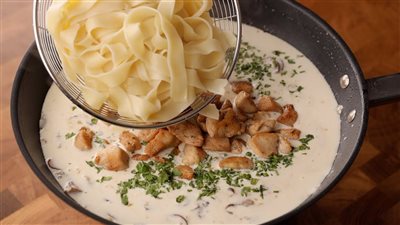 طريقة عمل مكرونة ألفريدو بالدجاج بخطوات بسيطة في المنزل